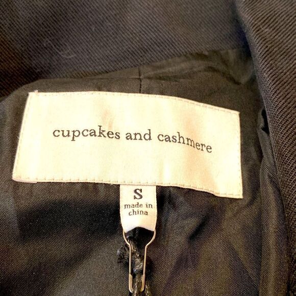 Cupcakes and cashmere black crop pockets button holes shoulder tabs - Picture 3 of 5